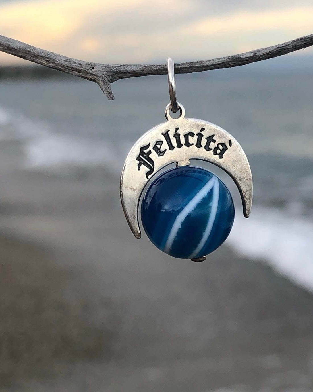 Talismano Felicità in Argento 925 con Agata Brasiliana Blu Striata in ambientazione sul mare.
