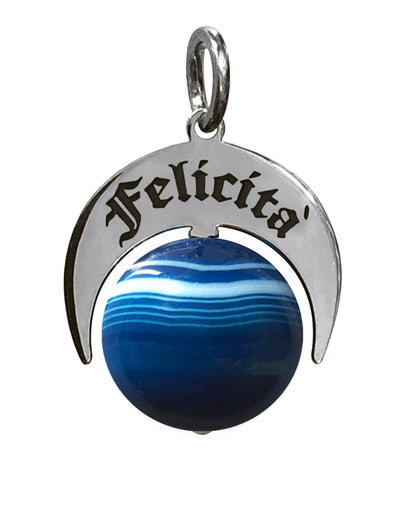 Talismano Felicità in Argento 925 con Agata Brasiliana Blu Striata naturale su fondo bianco.