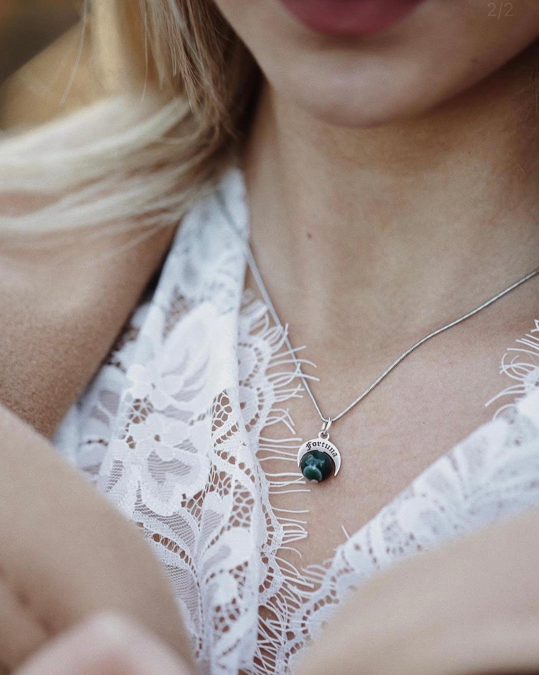 Talismano Naja Fortuna in Argento 925 con Agata Brasiliana Verde Striata indossato