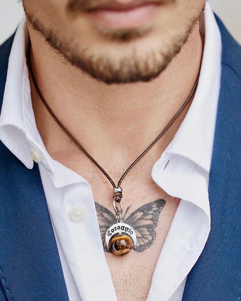 Talismano artigianale in Argento 925 e Occhio di Tigre naturale indossato con cordino.