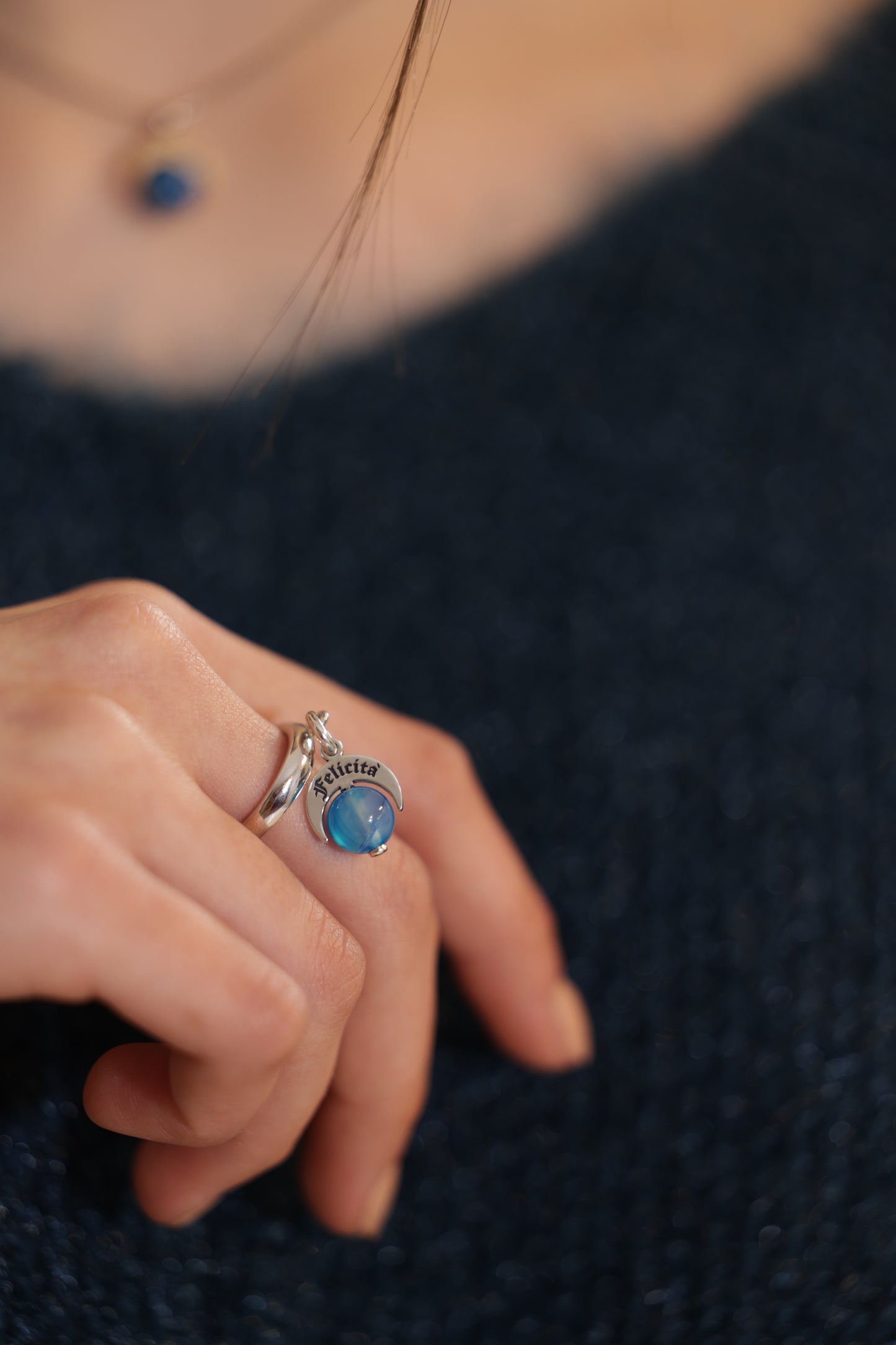 Caratteristiche: L'anello è composto da una base in Argento 925 e un Charm Naja. Quest'ultimo è inciso e smaltato, con scritte in carattere gotico e una Pietra Dura. Il Charm è attaccato alla base dell'anello con un piccolo moschettone che permette l'eventuale riposizionamento del charm stesso su un bracciale , una collana o un qualsiasi altro supporto.