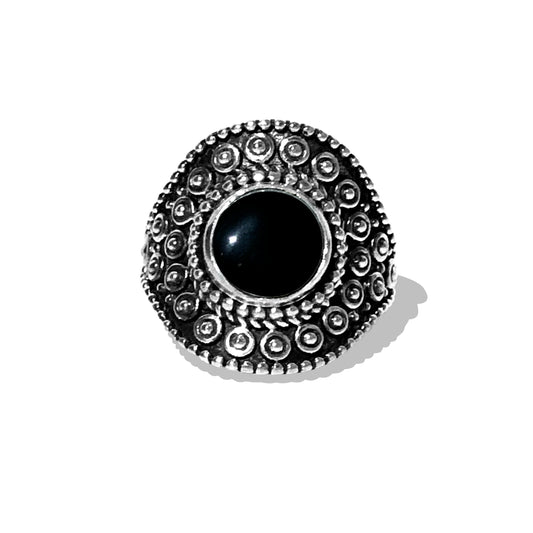 Caratteristiche: Anello tipico Tailandese in Argento 925 e una pietra tonda di Onice liscia in centro, (8x8mm); brunito, con rilievi chiaroscuro sui lati 