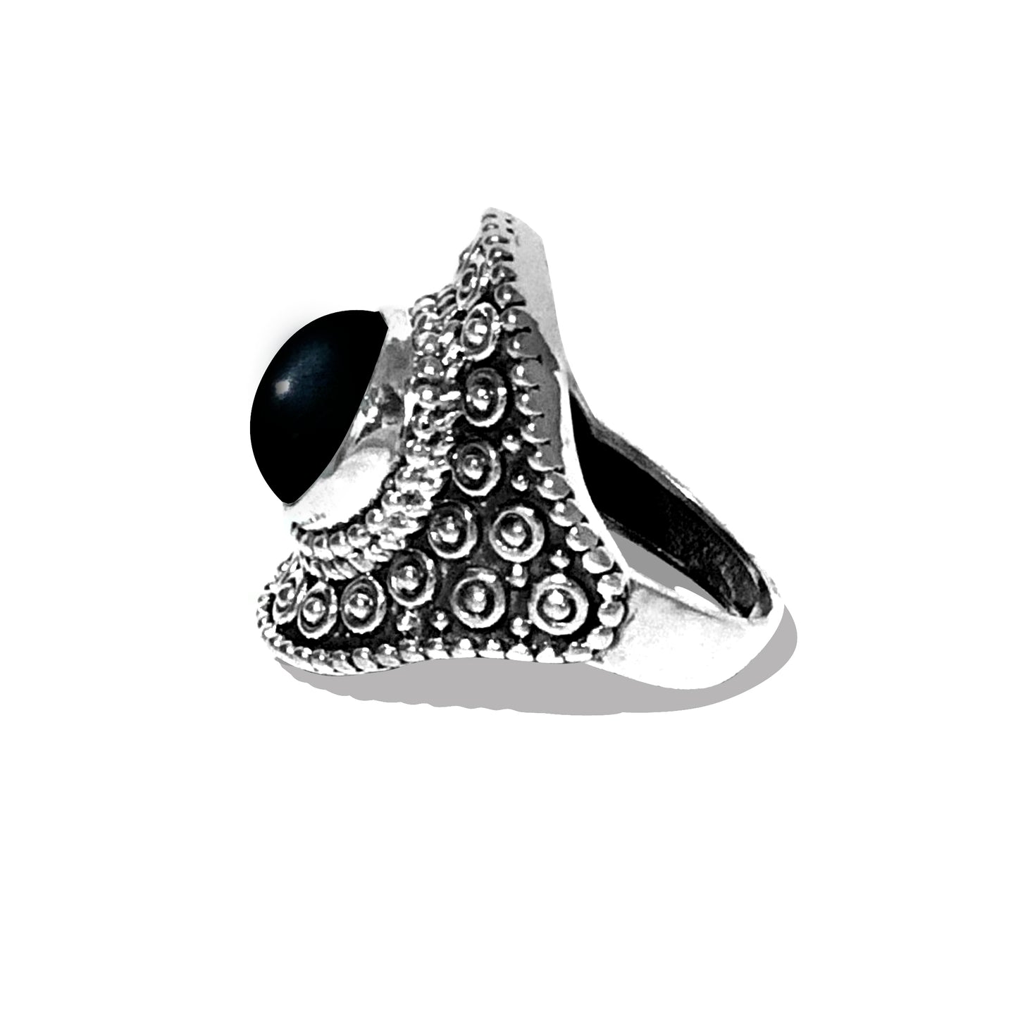 Caratteristiche: Anello tipico Tailandese in Argento 925 e una pietra tonda di Onice liscia in centro, (8x8mm); brunito, con rilievi chiaroscuro sui lati 