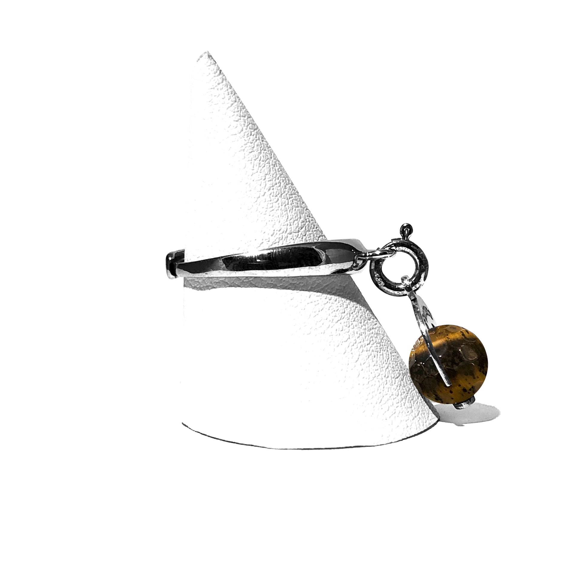 Caratteristiche: L'anello è composto da una base in Argento 925 e un Charm Naja. Quest'ultimo è inciso e smaltato, con scritte in carattere gotico e una Pietra Dura. Il Charm è attaccato alla base dell'anello con un piccolo moschettone che permette l'eventuale riposizionamento del charm stesso su un bracciale , una collana o un qualsiasi altro supporto
