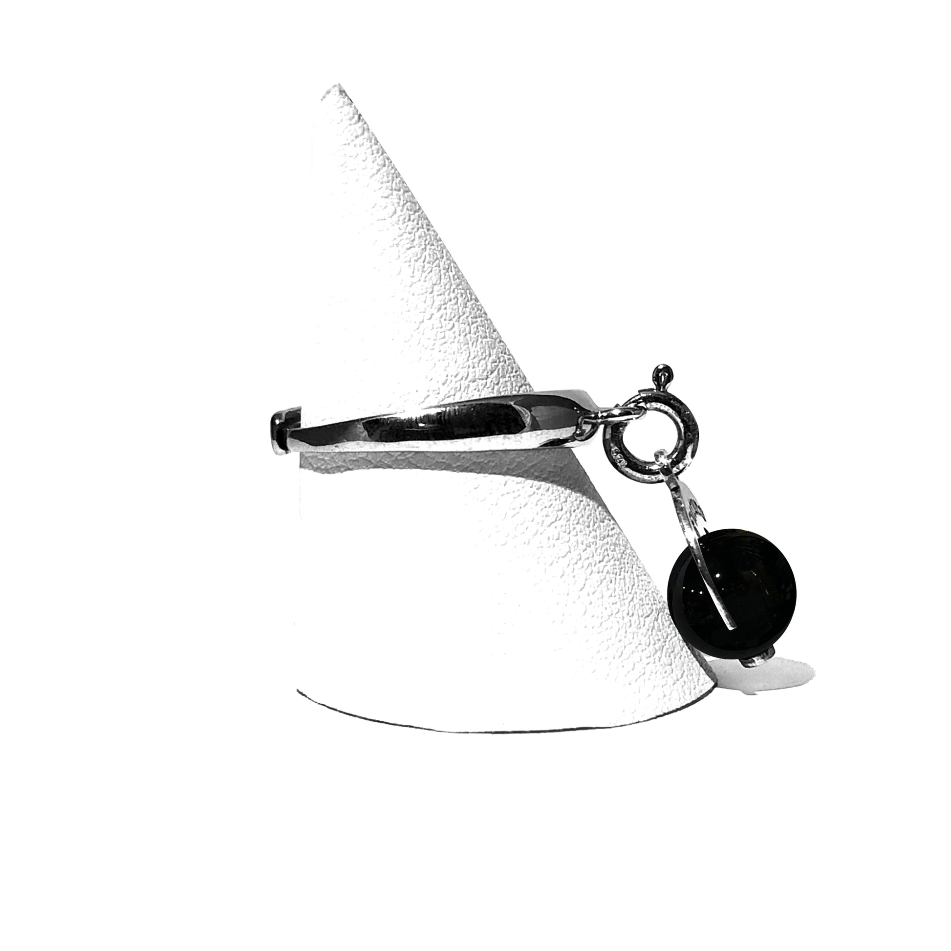 Caratteristiche: L'anello è composto da una base in Argento 925 e un Charm Naja. Quest'ultimo è inciso e smaltato, con scritte in carattere gotico e una Pietra Dura. Il Charm è attaccato alla base dell'anello con un piccolo moschettone che permette l'eventuale riposizionamento del charm stesso su un bracciale , una collana o un qualsiasi altro supporto