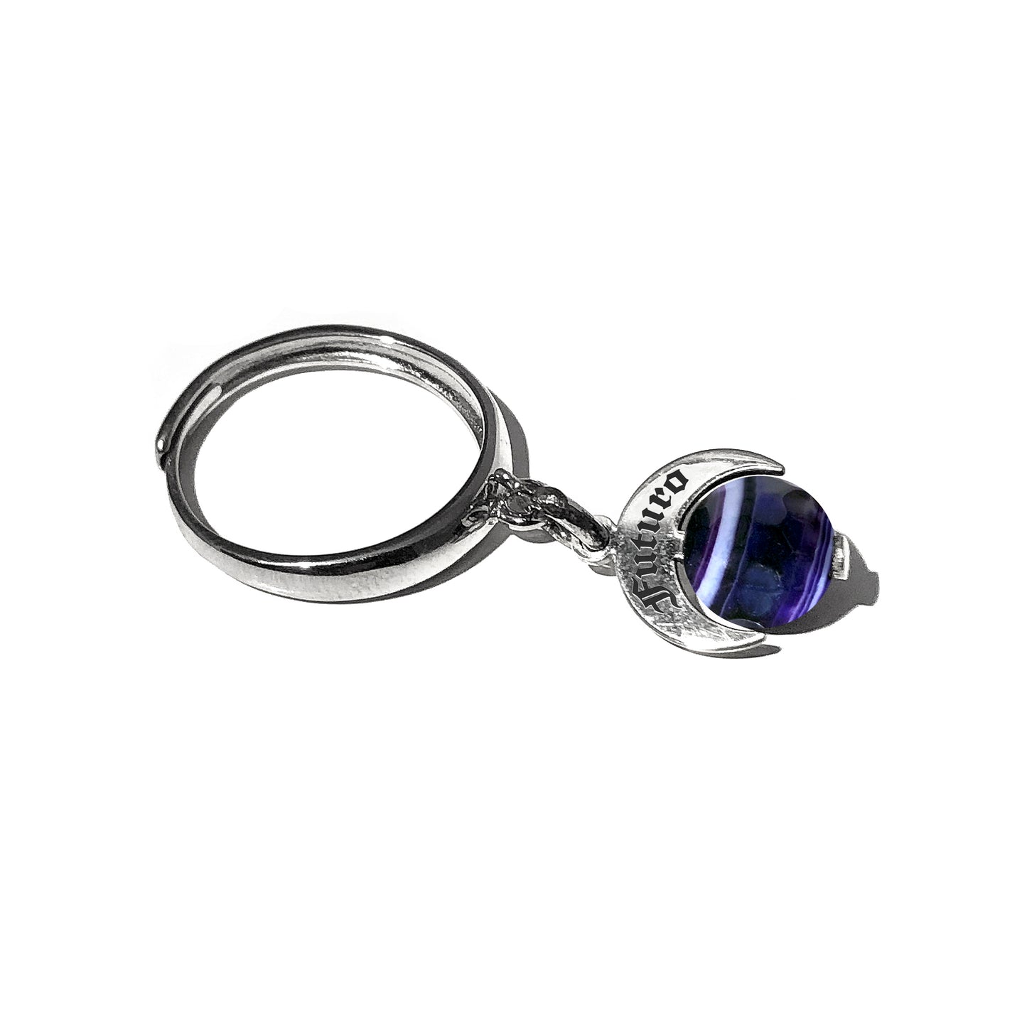 Caratteristiche: L'anello è composto da una base in Argento 925 e un Charm Naja. Quest'ultimo è inciso e smaltato, con scritte in carattere gotico e una Pietra Dura. Il Charm è attaccato alla base dell'anello con un piccolo moschettone che permette l'eventuale riposizionamento del charm stesso su un bracciale , una collana o un qualsiasi altro supporto
