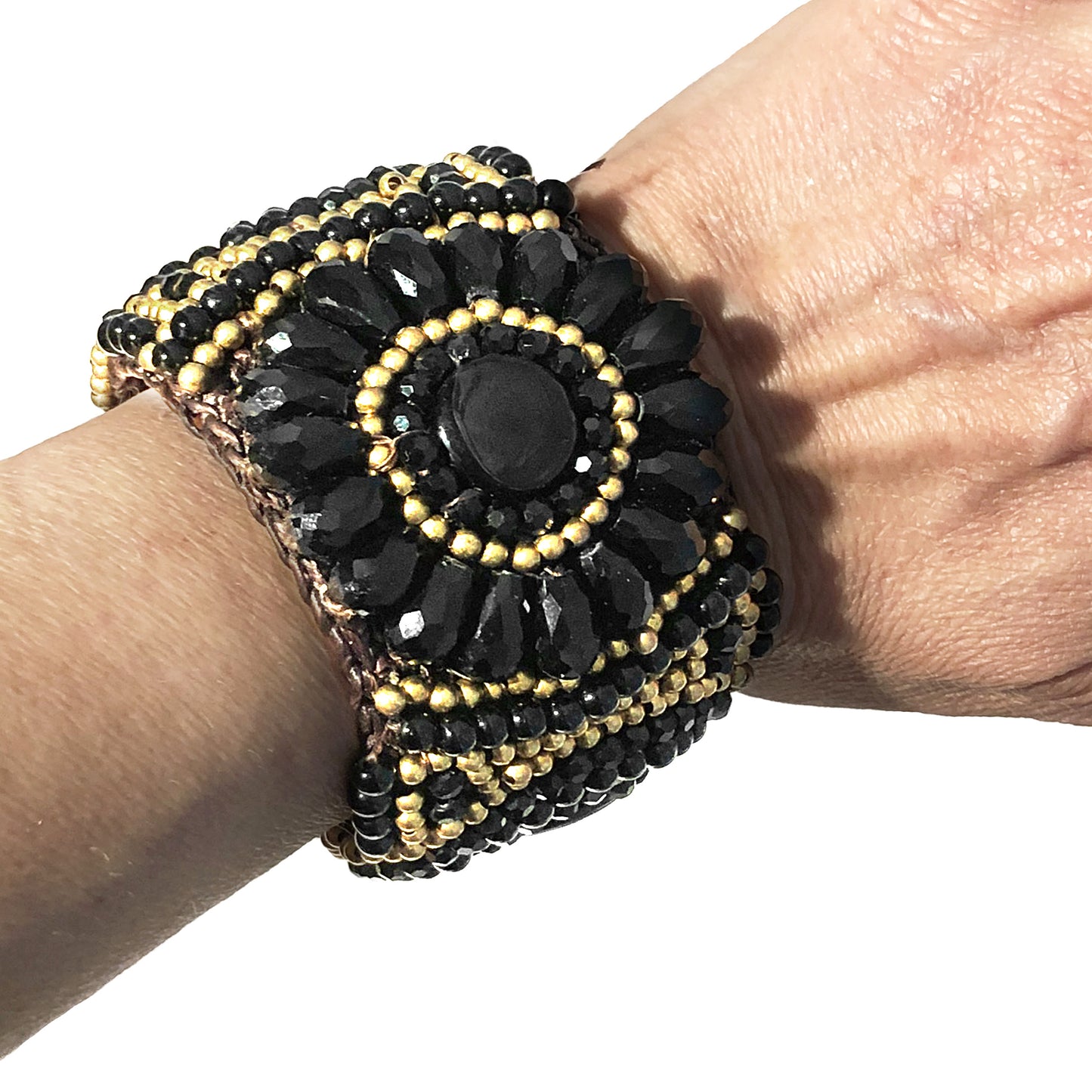 Bracciale Artigianale con Perline Nere e Dorate – Lavorazione Macramè