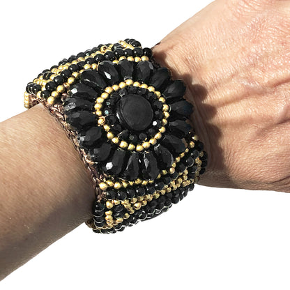 Bracciale Artigianale con Perline Nere e Dorate – Lavorazione Macramè