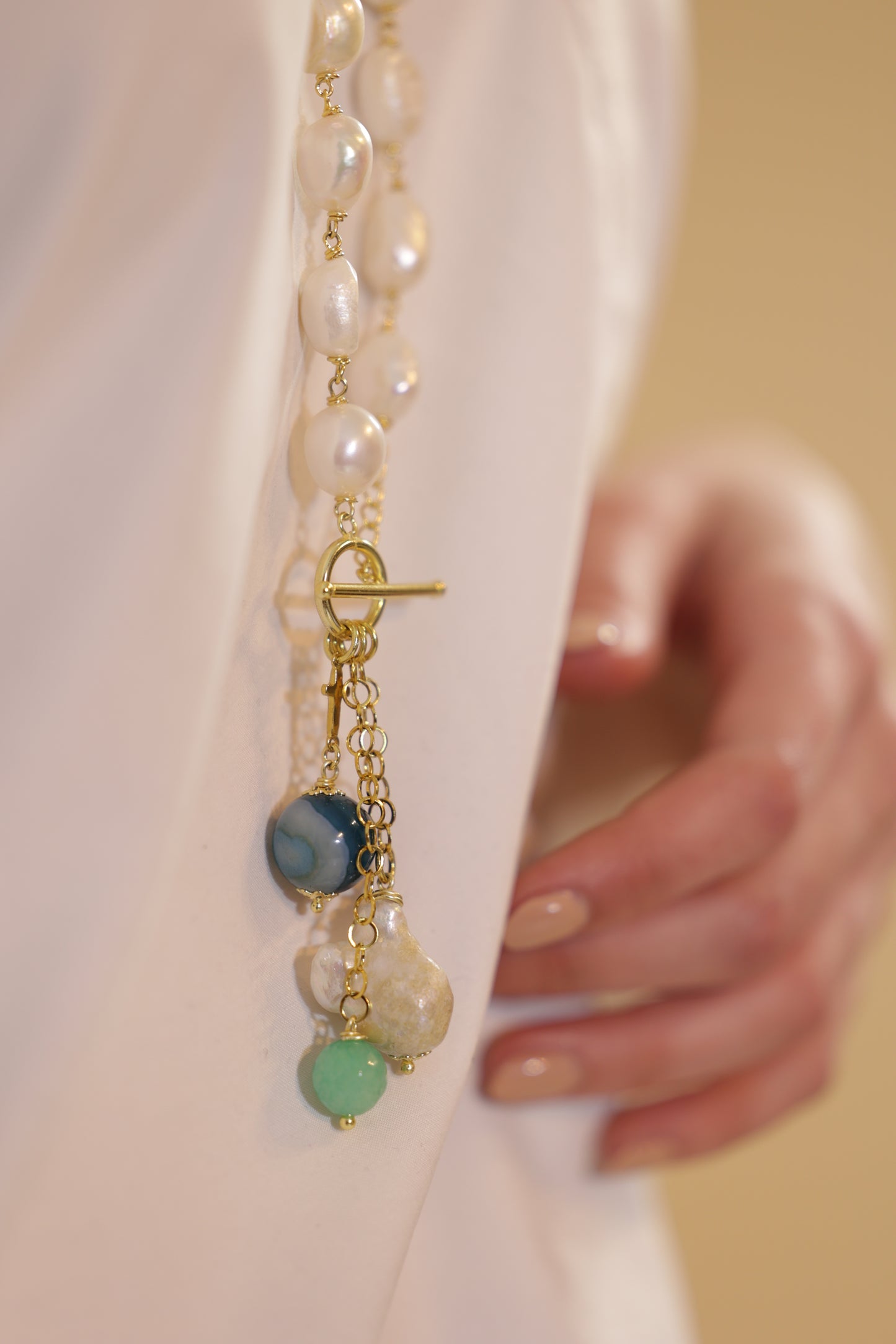 Dettaglio collana lunga . Fatta a mano in argento dorato con perle naturali, pietre dure e turchese 