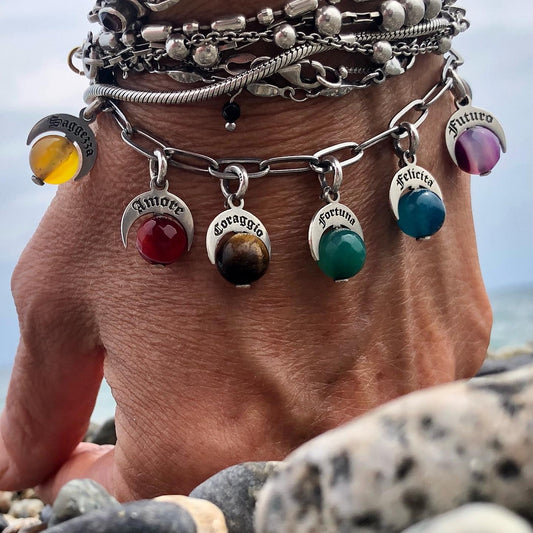 Bracciale con talismani in argento 925 con pietre naturali colorate e incisioni gotiche Attimi Gioielli
