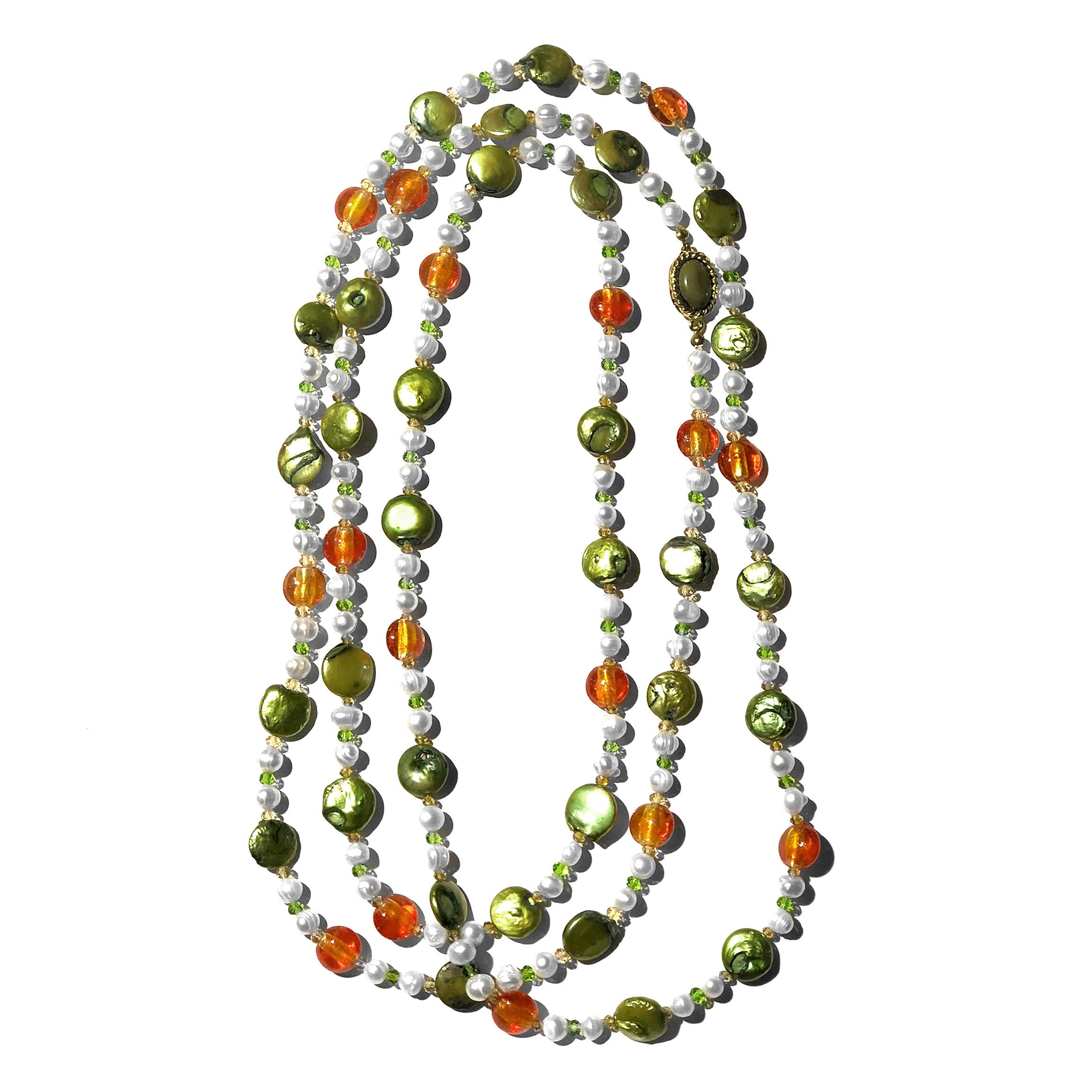 Prodotto artigianale, fatta a mano con perle naturali , chiusura in Ottone, le perle sono intervallate tra loro con cipolline di cristallo   Pietre:  Perle Naturali Piatte (12mm) color verde, perle naturali (6mm) bianche, Cristalli Arancio (10mm) , cipolline di cristallo verdi (4mm)